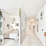 Sunshine Escape With Ocean View 아데제